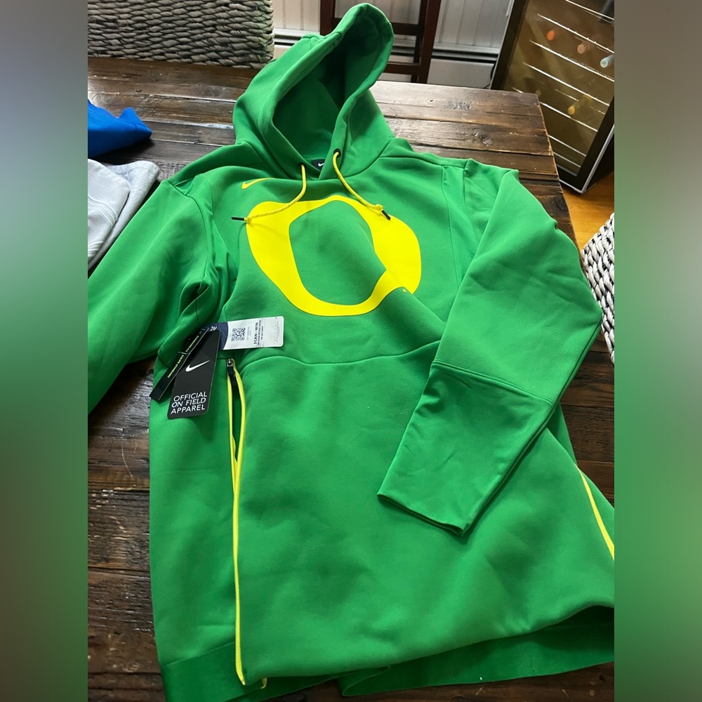 Men's Nike green Oregon sweatshirt. NWT